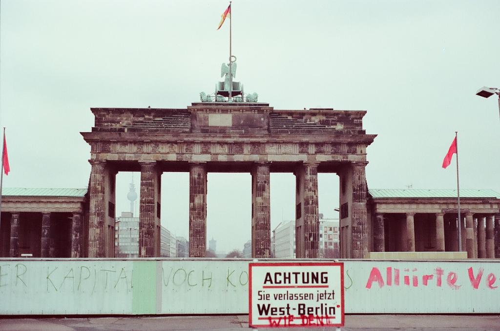 Bilde av Berlin-muren og Brandenburger Tor, sett fra Vest-Berliner side i 1983.