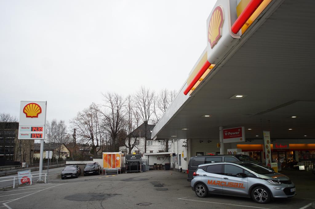 Foto av enn Shell bensinstasjon.