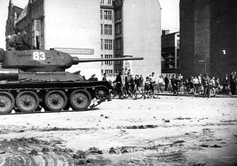 Sovjetisk stridsvogn under 17.-juni-opprøret i Berlin. Bilde.