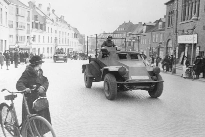Tyske tropper i pansrede kjøretøy kjører gjennom byen Viborg i Danmark, april 1940. Foto.
