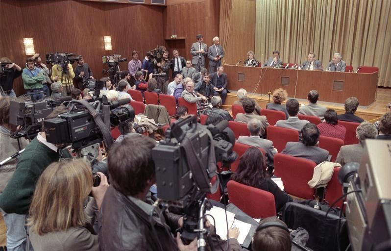 Bilde av pressekonferansen 9. november 1989.