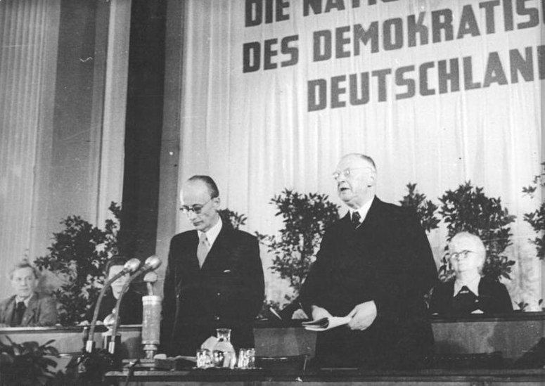 Feiringer  rundt grunnleggelsen av DDR i 1949. Bilde.