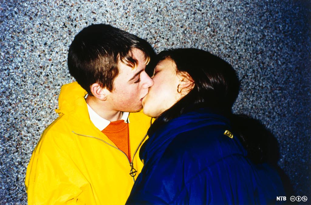 To ungdommar kyssar. Foto.