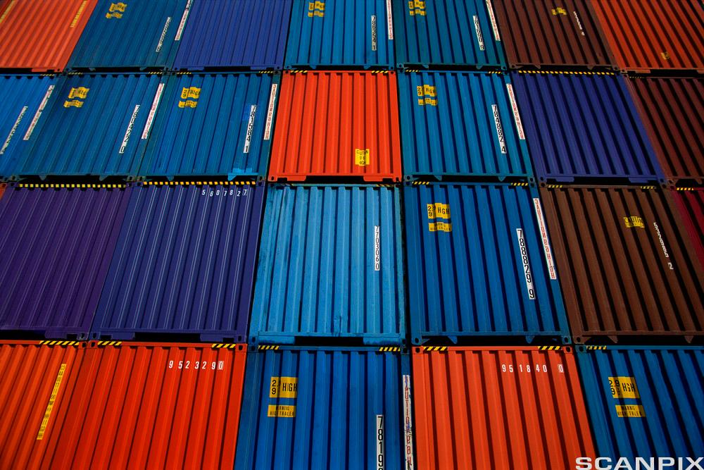 Mange containere oppå hverandre. Foto.