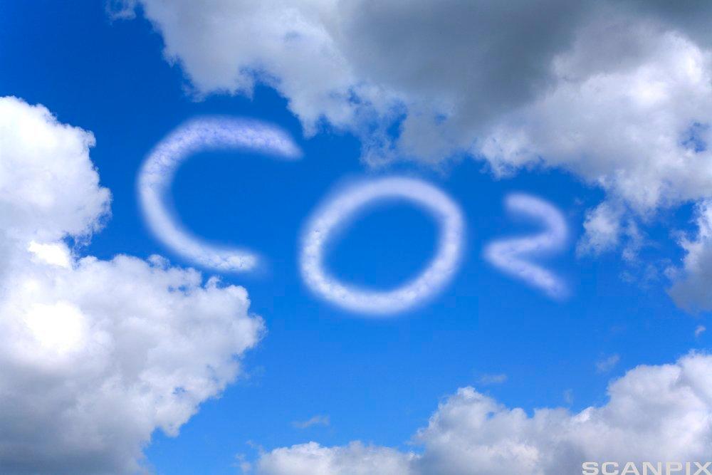 Co2 skrevet med hvit skrift på blå himmel. Illustrasjon.