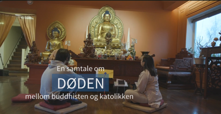 Ein mann og ei dame snakkar saman. Innbrent tekst: "Ein samtale om døden mellom buddhisten og katolikken". Skjermbilete.