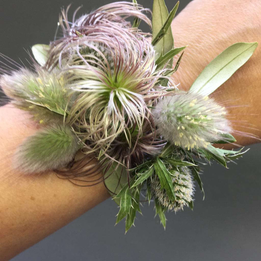 Fotografi av blomstersmykke på et håndledd.