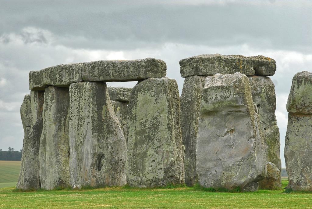 Store steinblokker står på høykant med noen liggende steinblokker oppå. Foto.