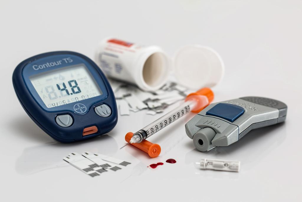 Hjelpemidler for diabetessyke, blant annet en insulinsprøyte. Foto.