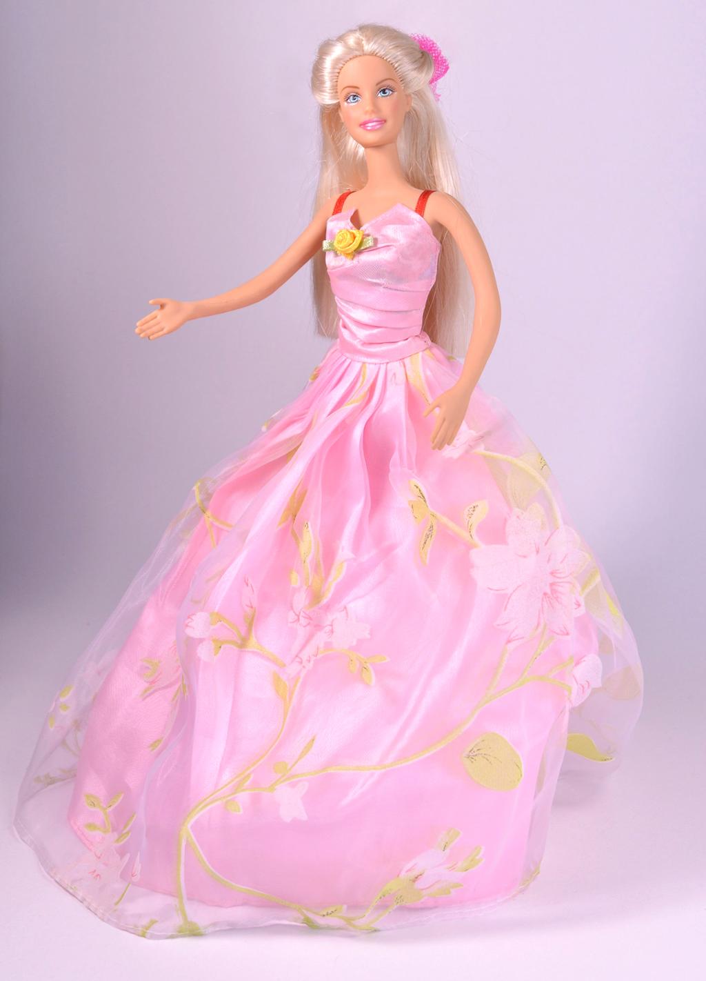 Barbie-dokke i rosa kjole. Foto. 