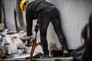 Sikring av betongrør på lasteplan med fiberstropp. Foto