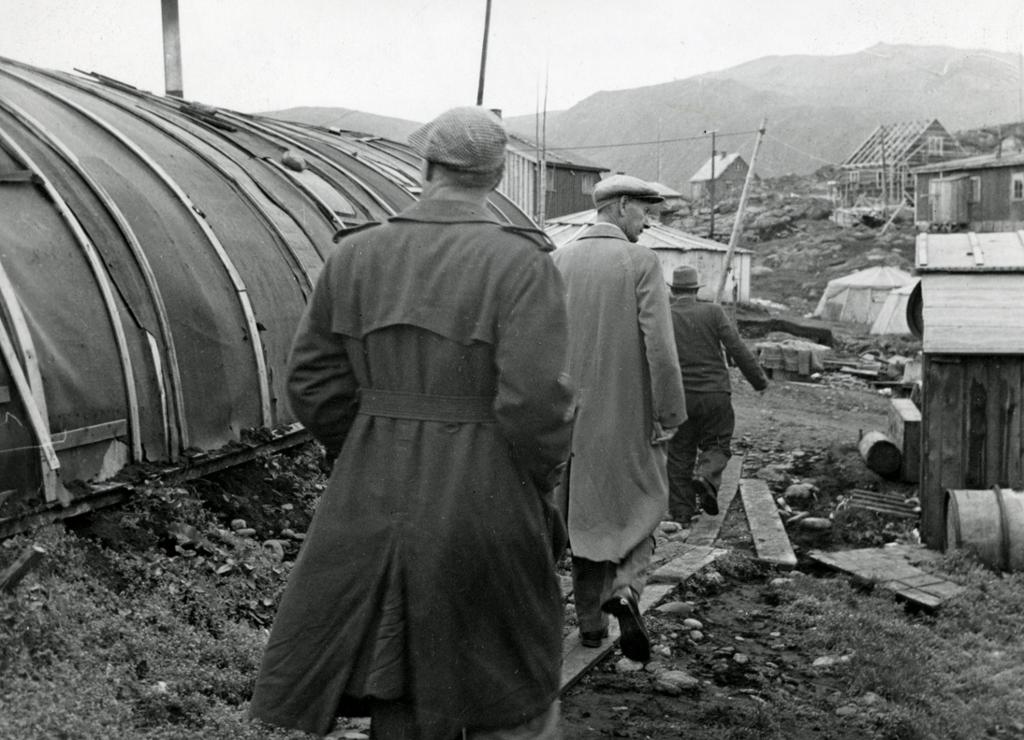 Einar Gerhardsen på befaring i Honningsvåg under sin reise i Nord-Norge sommeren 1947. Foto.
