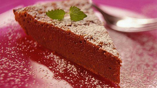 Et stykke sjokoladekake/brownie på en tallerken. Foto.