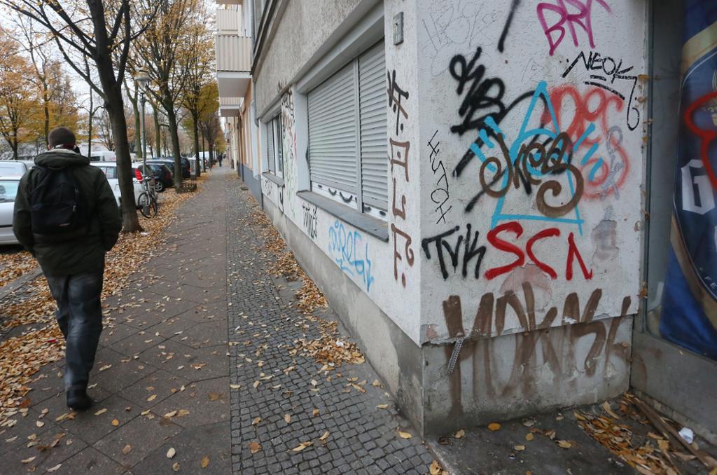 Emdener Straße. Berlin. Husvegg med grafitti, fortau. Foto.