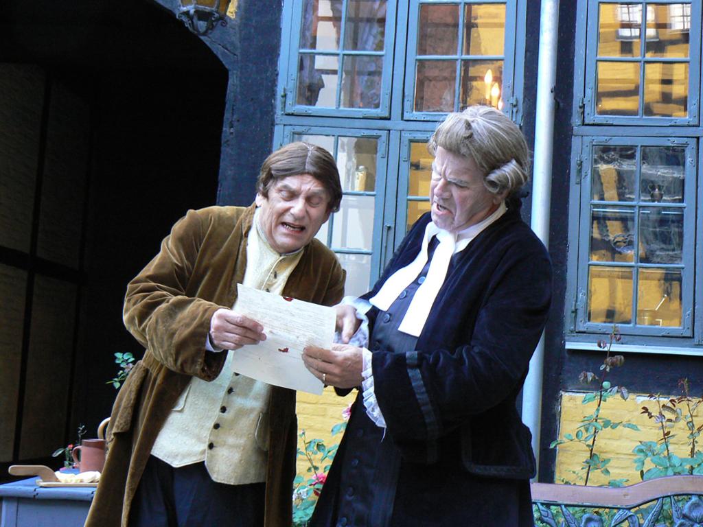 To skuespillere diskuterer innholdet på et ark. Foto.