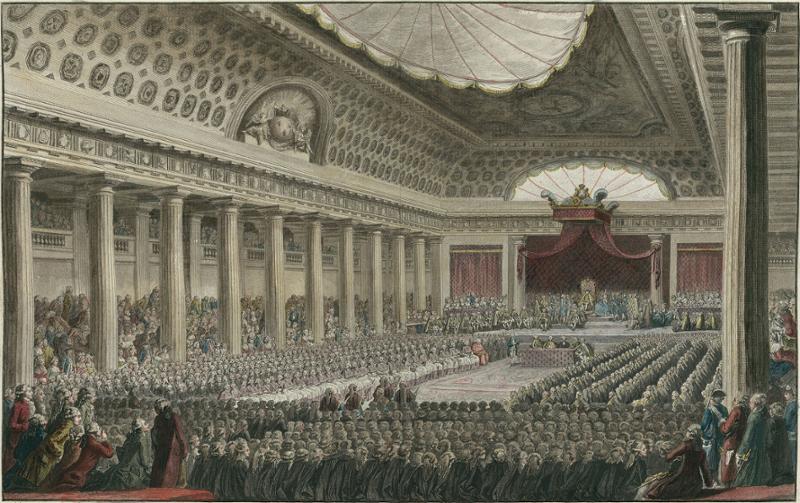 Opninga av stenderforsamlinga i Versailles, 5. mai 1789. Stor sal med svært mange menneske og kongen på trona fremst i rommet. Illustrasjon. 