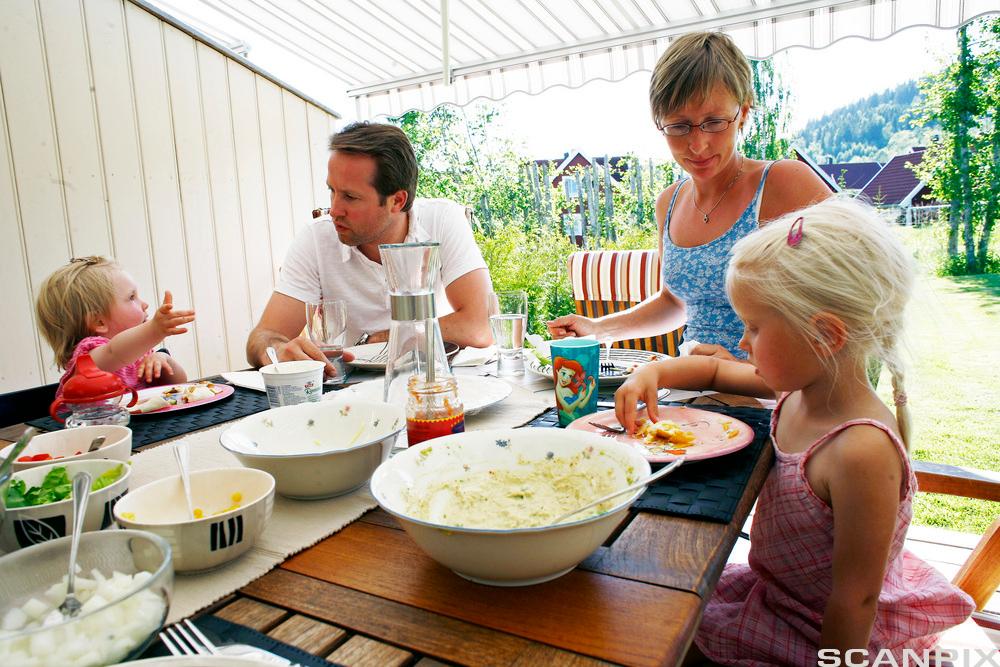 Familiemåltid. Foto.
