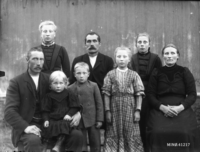 Portrett av familien B. Røsten fra Nord-Østerdalen. Foto.