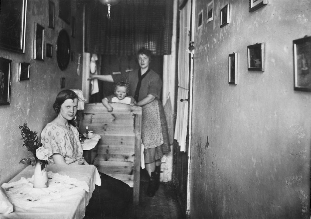 En familie bor på gangen på Rodeløkka rundt 1930. Foto.