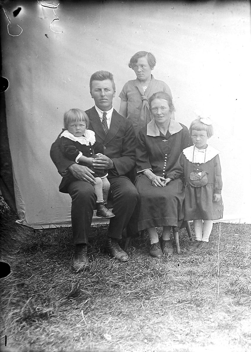 Familieportrett av familien Johansen i Sørfold i Nordland, 1926. Foto.