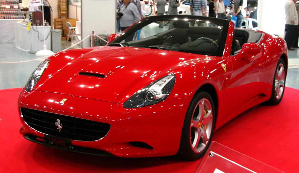 Bilete av ein raud Ferrari.