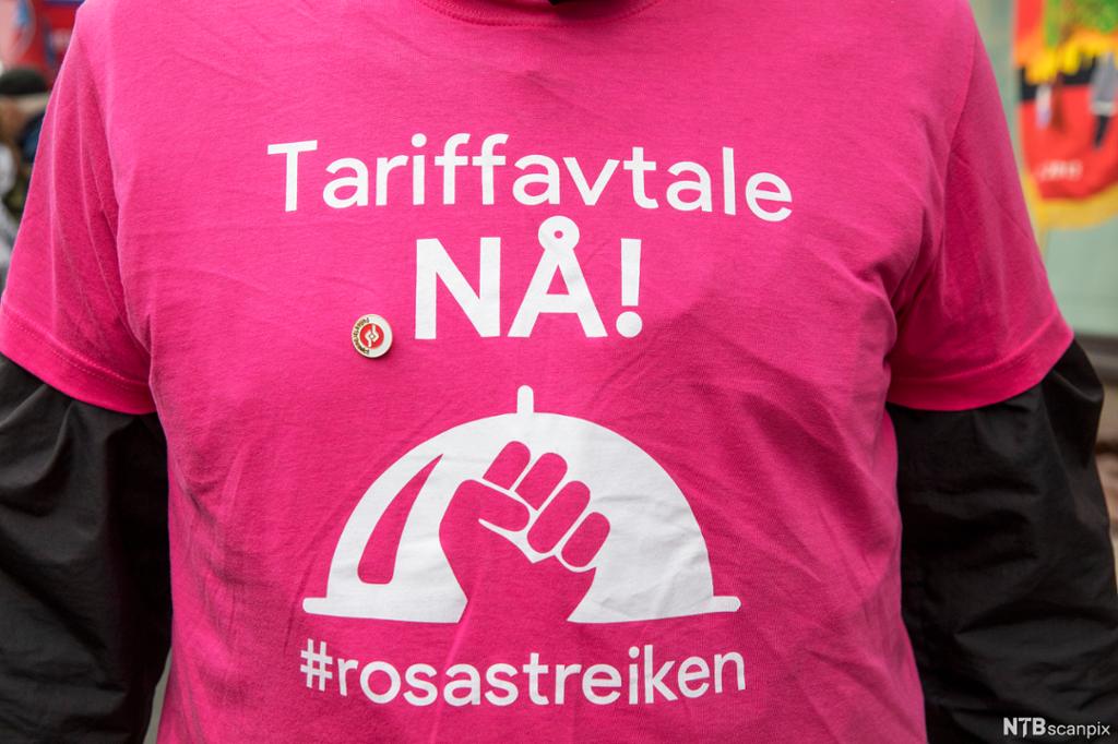 Rosa t-skjorte med påskriften "Tariffavtale nå! #rosastreiken". Foto.