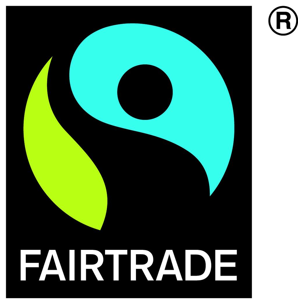 En svart firkant med en silhuett av et menneske som holder rundt en grønn og turkis sirkel. Under silhuetten er  teksten "Fairtrade" skrevet med hvite bokstaver. Illustrasjon.