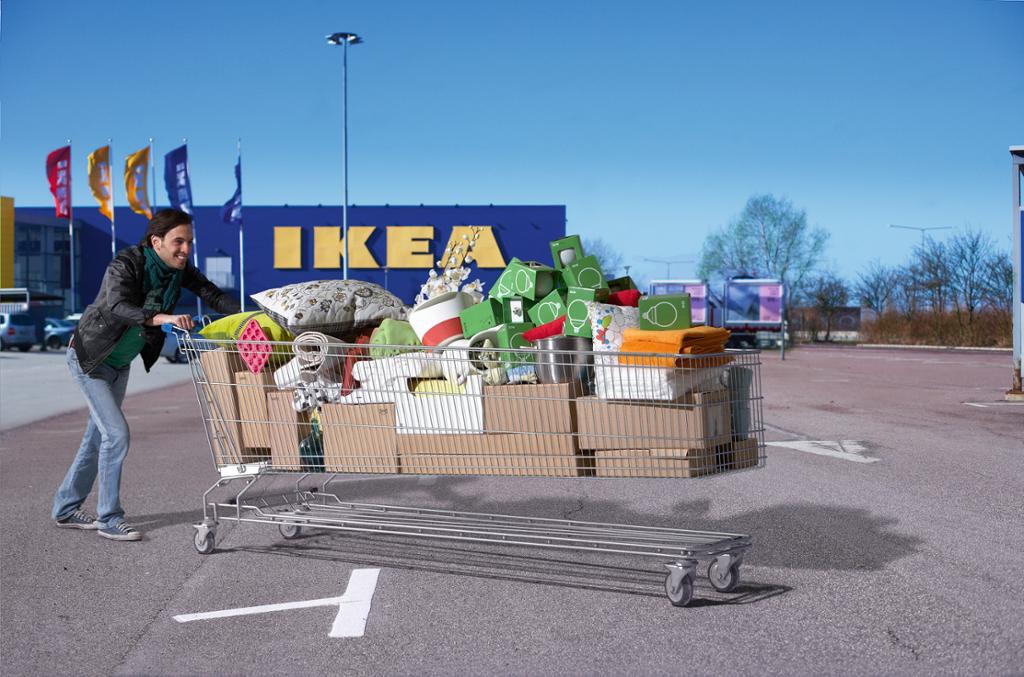 Mann med full handlevogn utanfor IKEA. Foto.