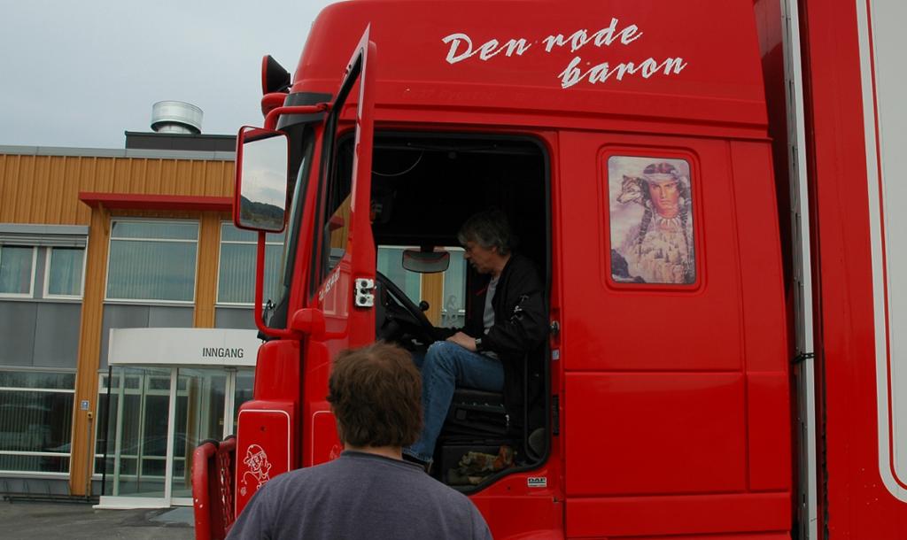 Sjåfør og tungbil. foto.