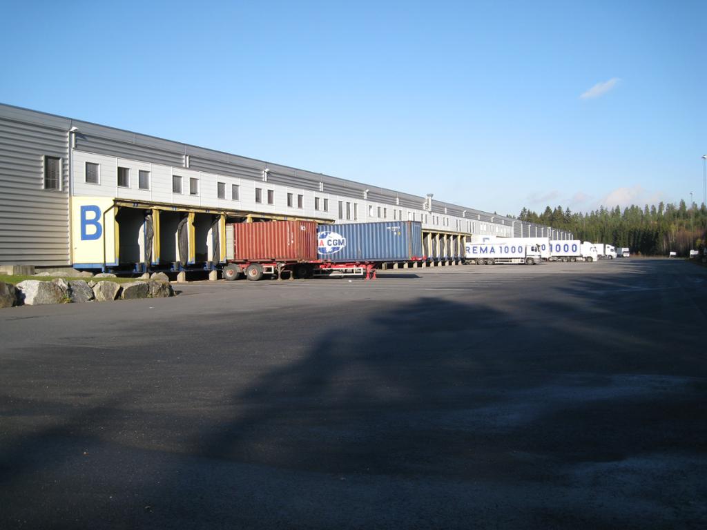 Vogntog parkert ved sentrallager.