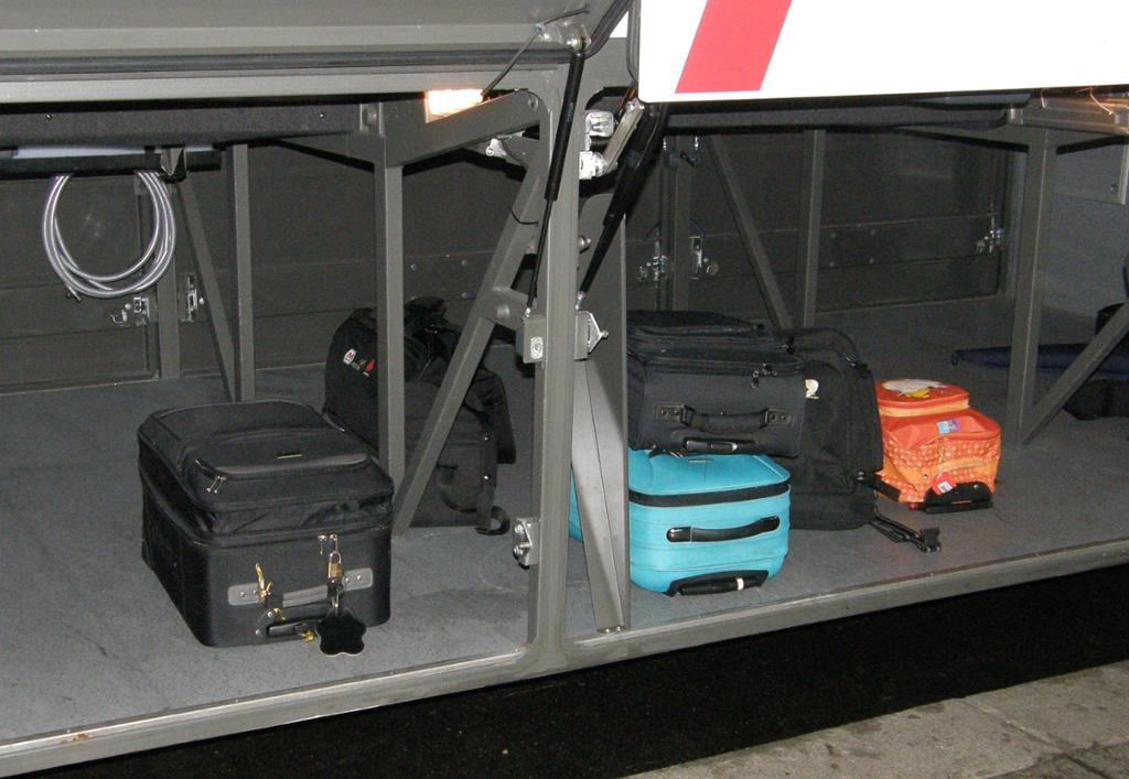 Kofferter i bagasjerommet på en buss. Foto.