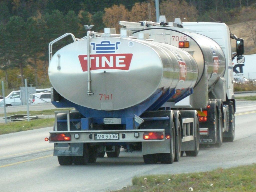 Melkebil med to tanker med Tine-logo på. Foto.