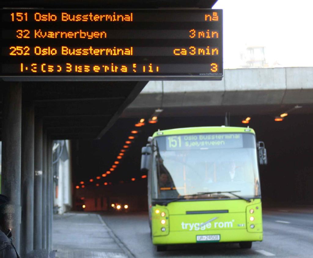 Buss ankommer holdeplass. Informasjonstavla på holdeplassen angir når de ulike bussene ankommer. Foto. 