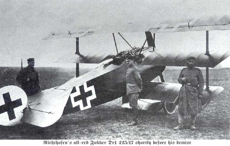 Den tyske piloten Manfred von Richtofen, kjent som Den røde baron, poserer med sitt fly, ca 1917. Foto.