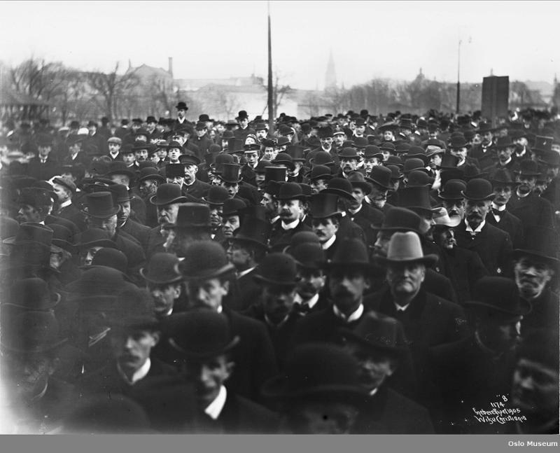 Ei stor folkemengd av menn med hatt på Akershus festning under folkeavstemninga om kongedøme i 1905. Foto. 