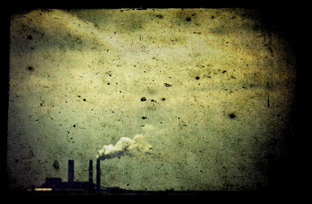 Forurenset luft fra en fabrikk