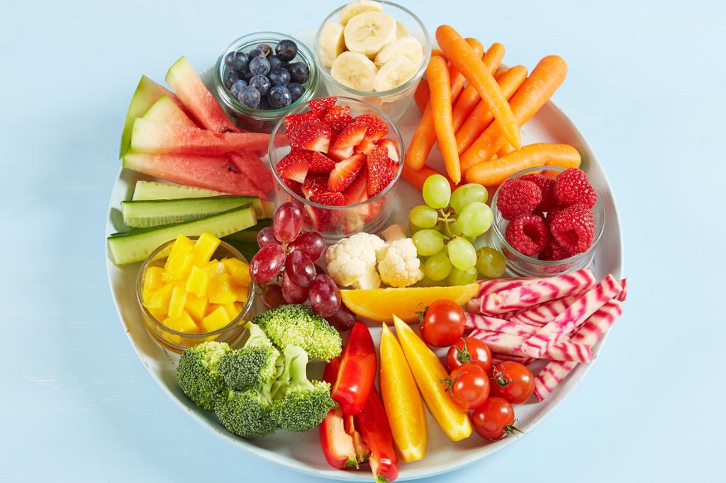 Fat med frukt, bær og grønnsaker. Foto. 