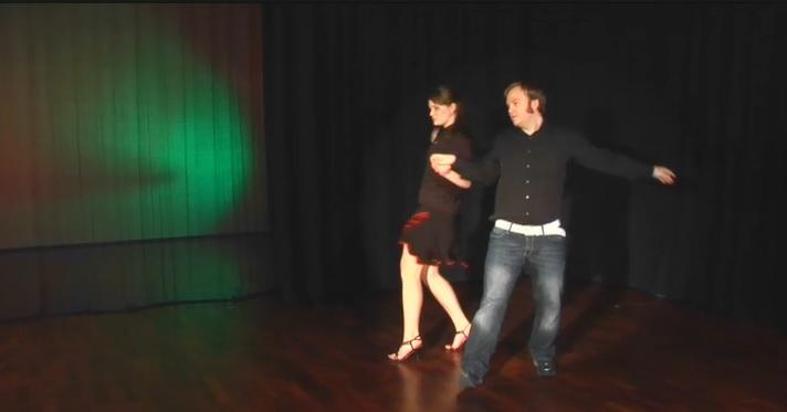 Et par danser den latinamerikanske dansen cha-cha-cha. Foto.