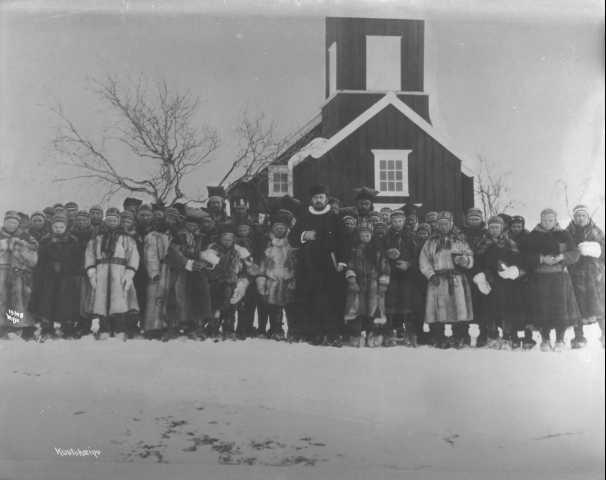 Gruppe med samer i pesk utenfor Kautokeino kirke. Foto.