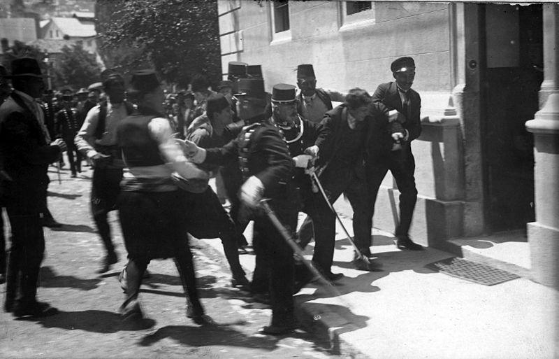 Pågripelse av Gavrilo Princip, som var antatt å stå bak attentatet på Franz Ferdinand. Foto.