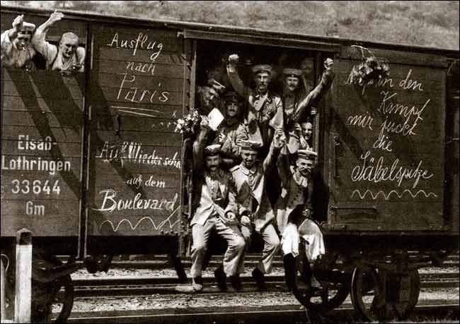 Tyske soldater i en jernbanevogn på vei til fronten i 1914. Foto.
