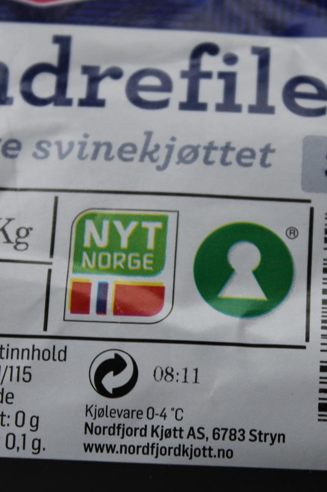 Logoene til Nyt Norge og nøkkelhullsmerket fra en etikett. Foto.