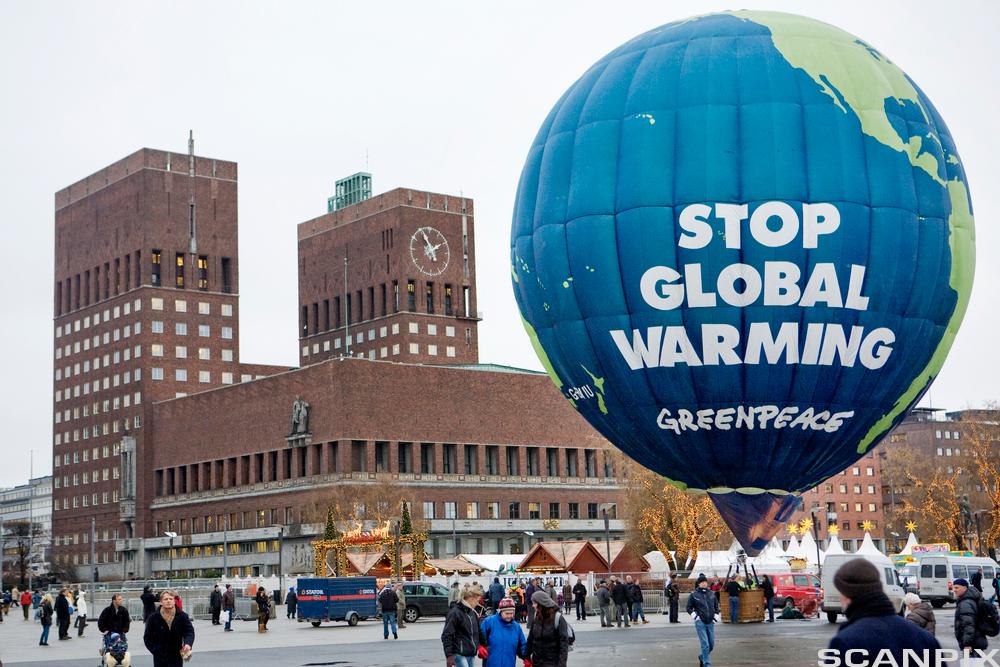 Greenpeace demonstrerer med en luftballong, utformet som en jordklode og påført teksten «Stop global warming», på Rådhusplassen i Oslo. Foto. 