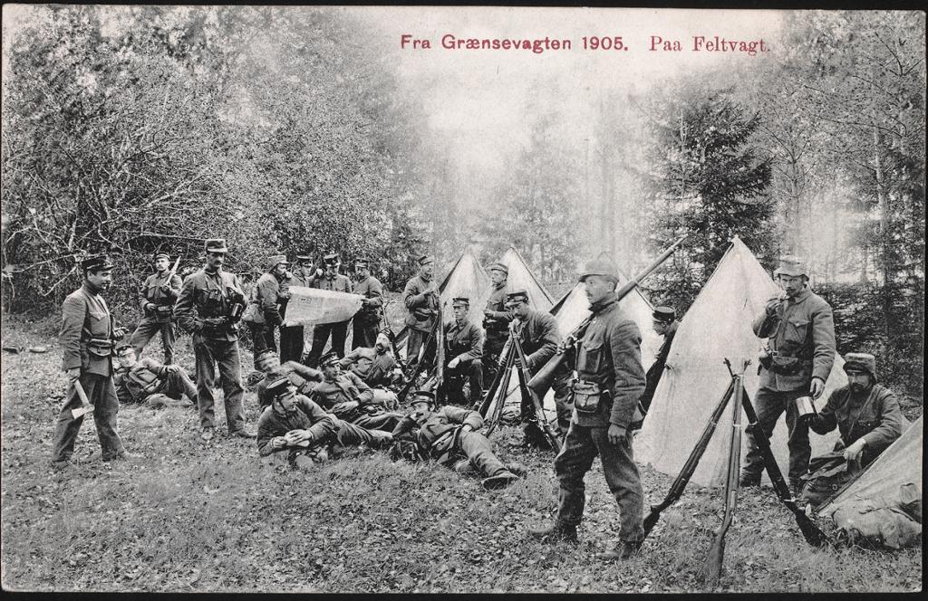 Postkort med motiv av norske soldater på den grensa til Sverige i 1905. Foto.