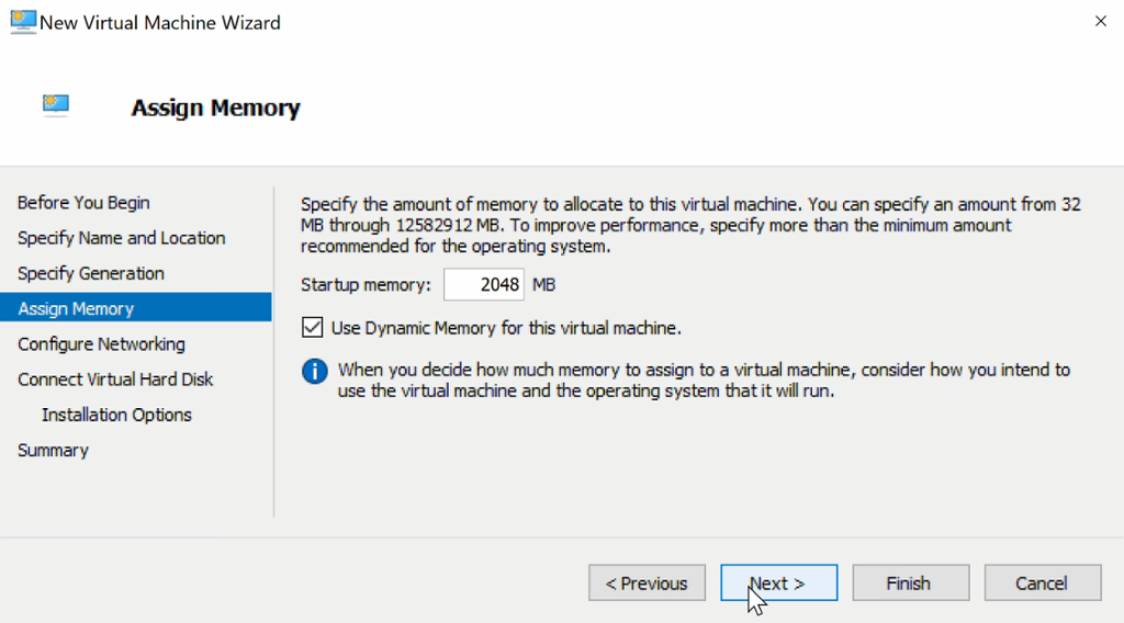 Skjermvindu med tittelen «Assign Memory». Vinduet har felter hvor man kan skrive inn hvor mange MB med RAM den virtuelle maskinen skal ha. I bildet er det skrevet inn 2048. Under er det haket av for å skru på dynamisk minne. Musepekeren er over «Next»-knappen på bunnen. Skjermbilde.