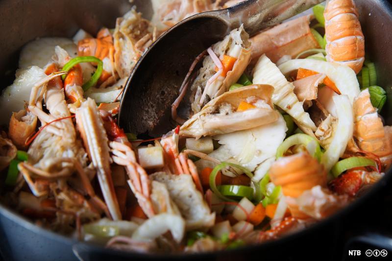VGHELG KOKKESKOLEN Fiskesuppe med sjøkreps og breiflabb. Fres grønnsakene sammen med sjøkrepsskallene. FOTO: MAGNAR KIRKNES/VG
