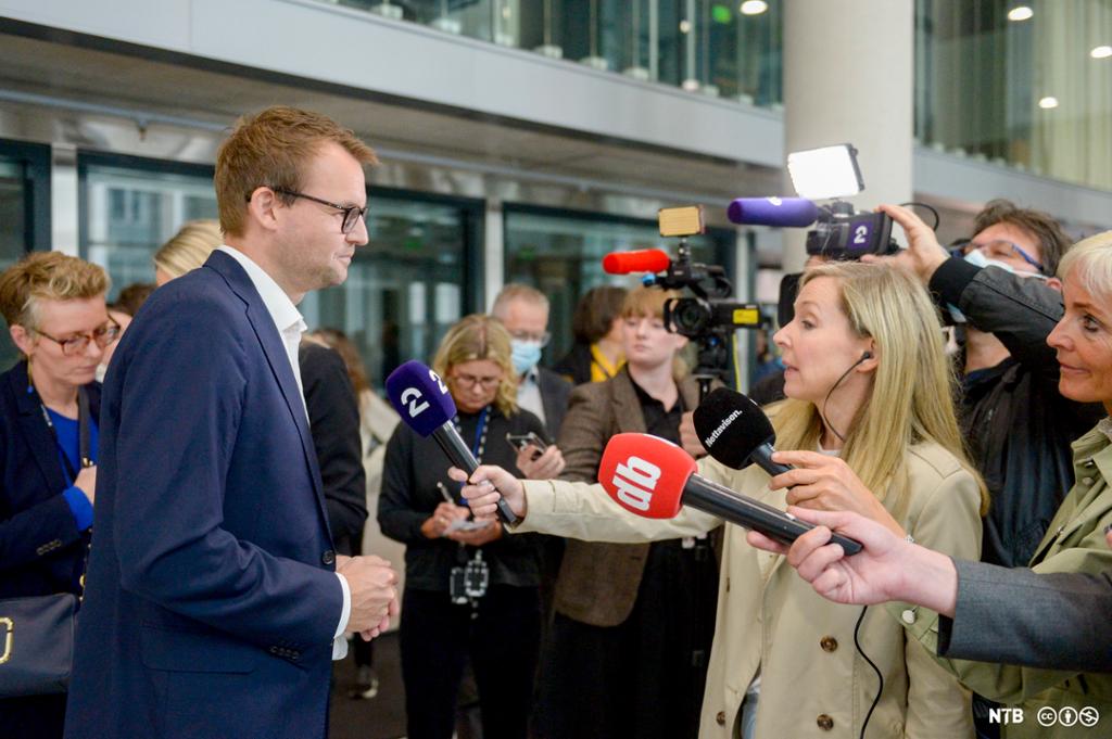 Kjell Ingolf Ropstad blir intervjuet av mange journalister. Foto.