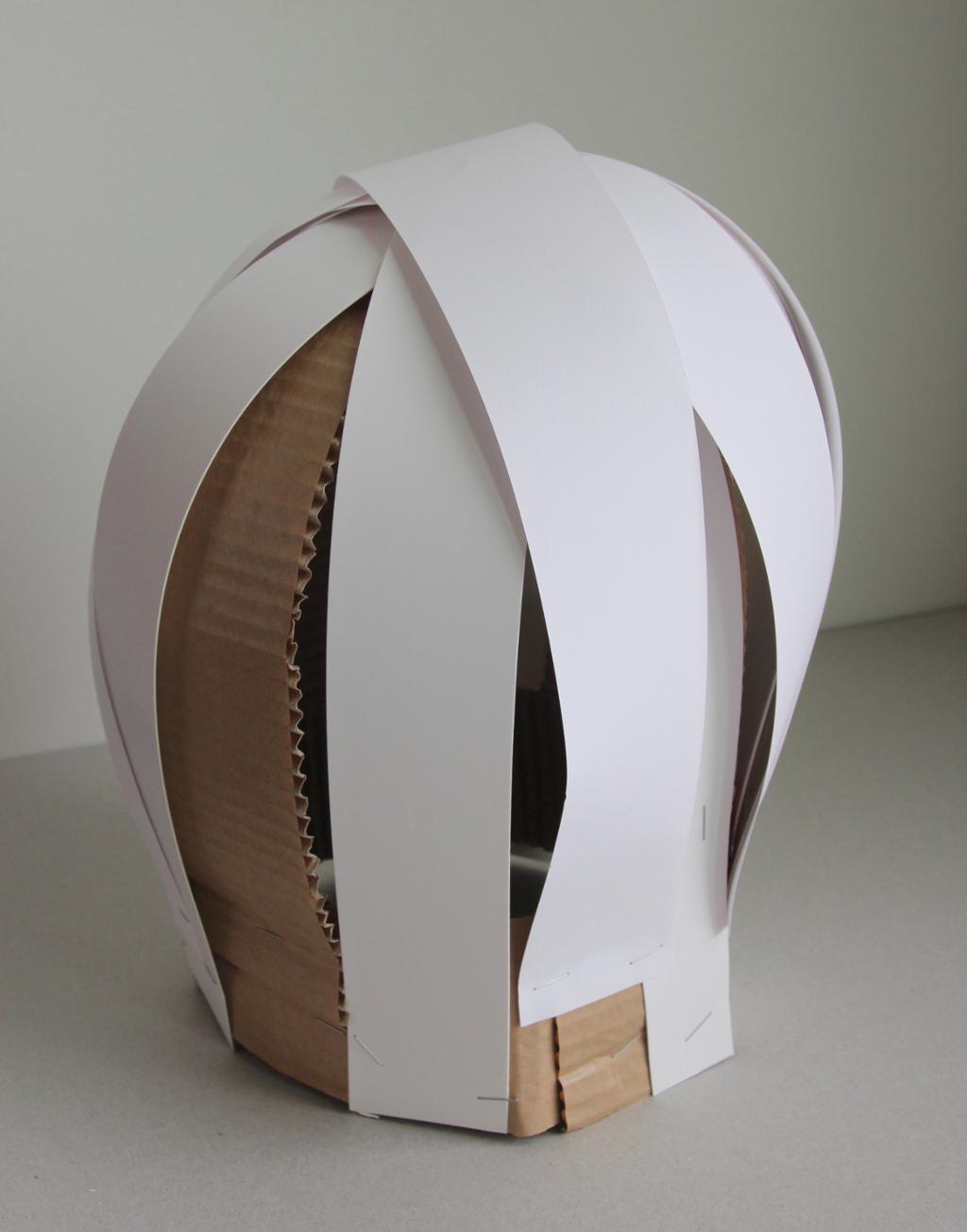 Formen til en parykk bygget i papp og papir. Foto.