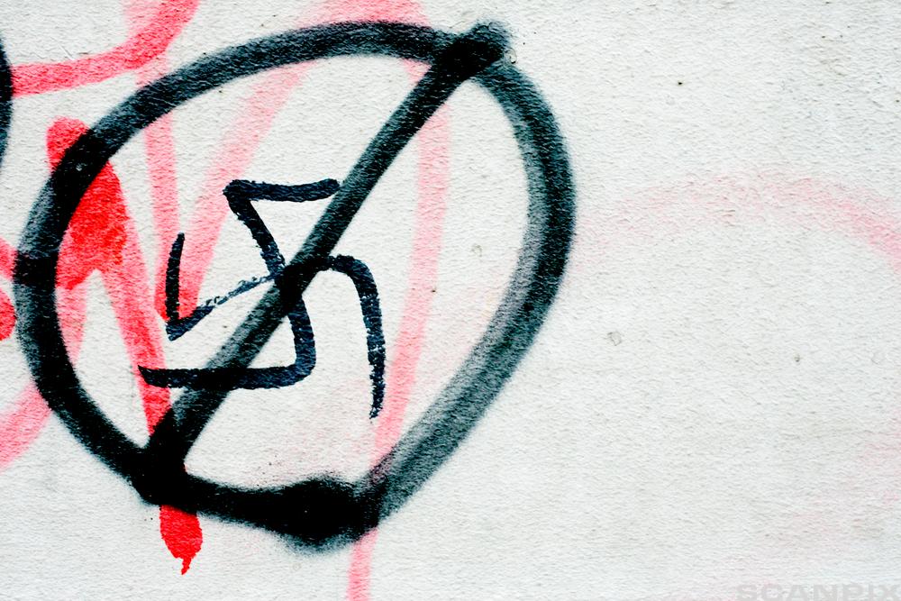 Graffiti med hakekors-symbol. Foto.