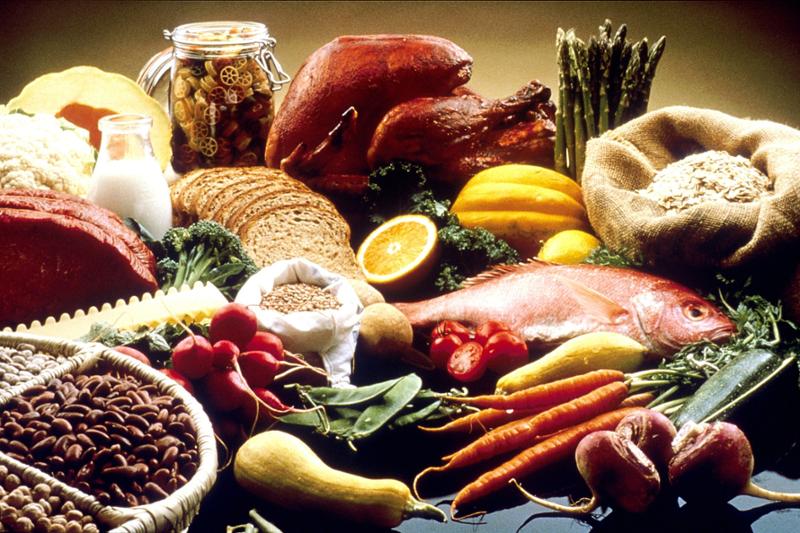Grønnsaker, fisk, kjøtt, nøtter, melk og kornprodukter på et bord. Foto.